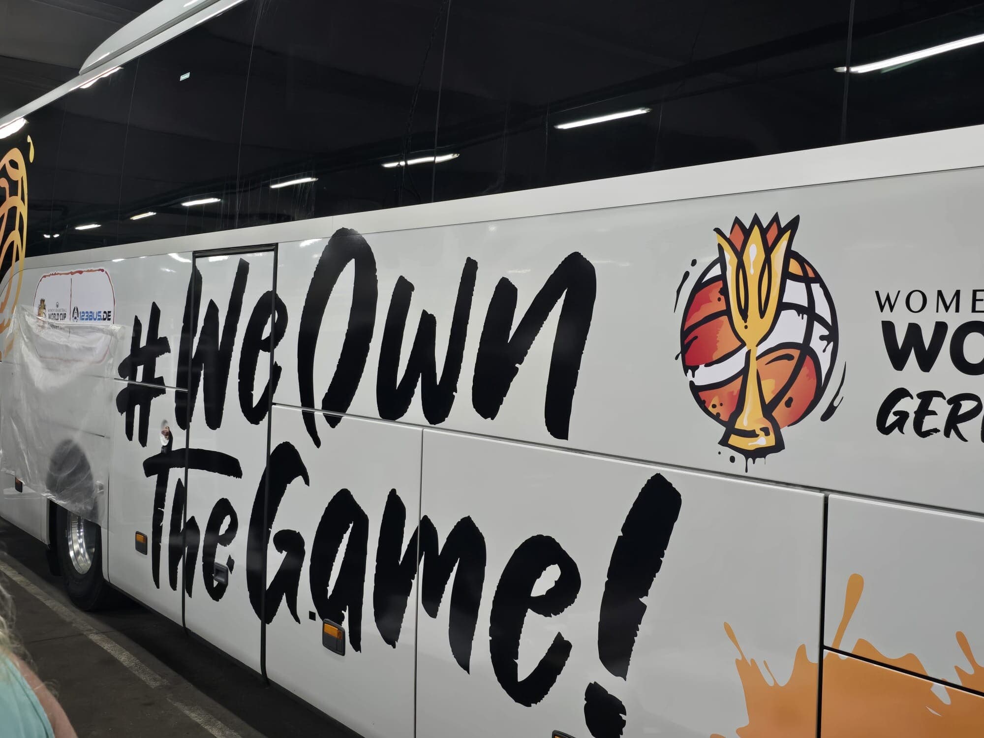 在 BerlinBus.DE 车间内完成整车贴膜的大巴，车身为活动主题图案