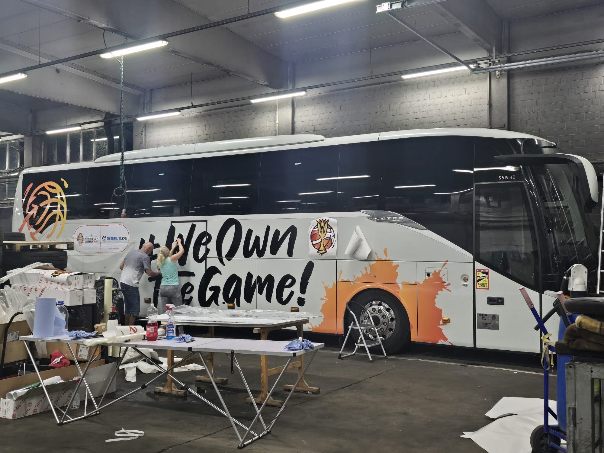 BerlinBus.DE 贴膜车间内的大巴