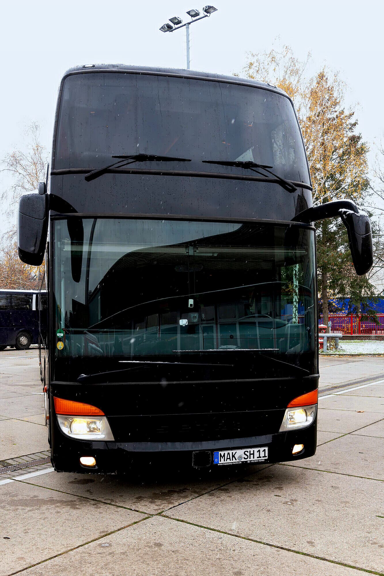 Doppeldecker-Reisebus von BerlinBus.DE von vorn