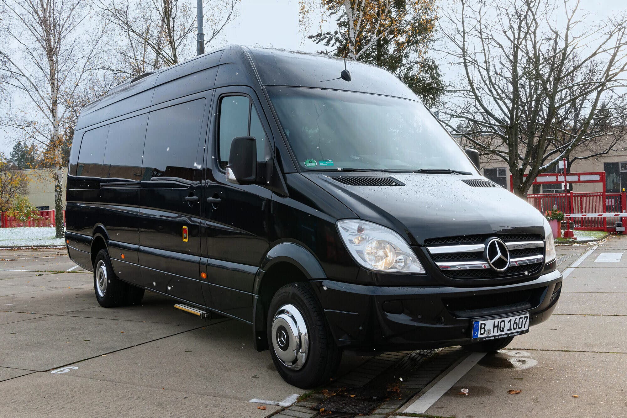 VIP-Sprinter von BerlinBus.DE von der Seite auf dem Betriebshof