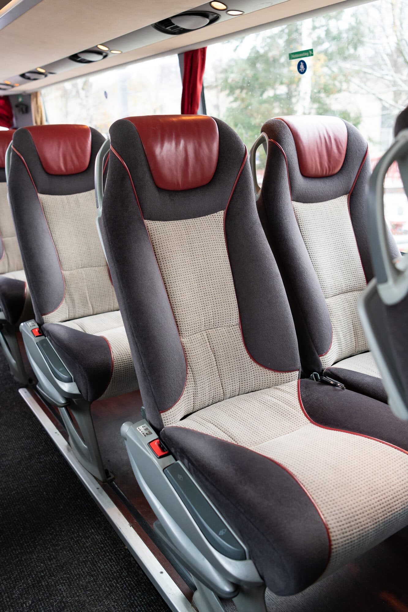 Sitze im Oberdeck eines Doppeldeckers von BerlinBus.DE
