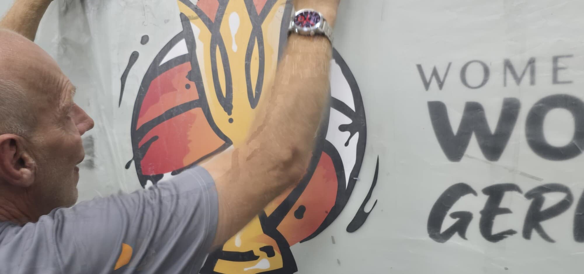 Großflächiges Logo wird als Folie auf einen Reisebus aufgebracht