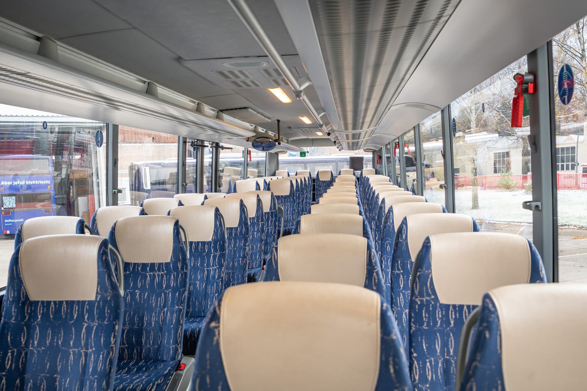 Innenraum eines Reisebusses von BerlinBus.DE mit Sitzreihen